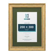 Cassis Gold 40 x 30 cm picture frame with a green mount for a 30 x 20 cm photo